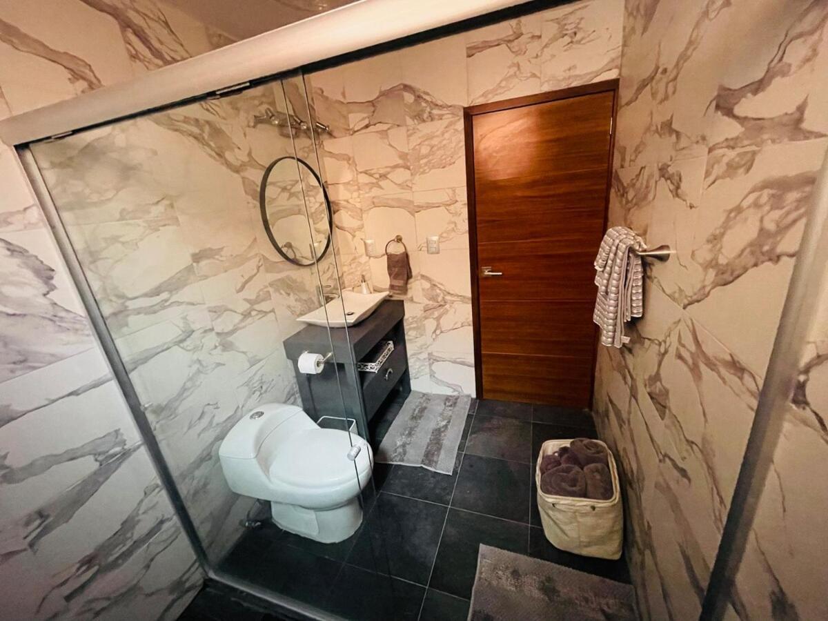Updated Modern In Location Apartamento